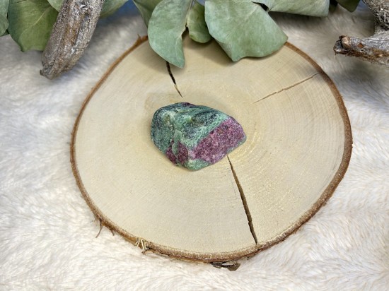 Robijn in zoisiet ruw