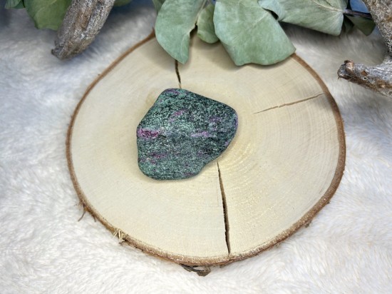 Robijn in zoisiet ruw