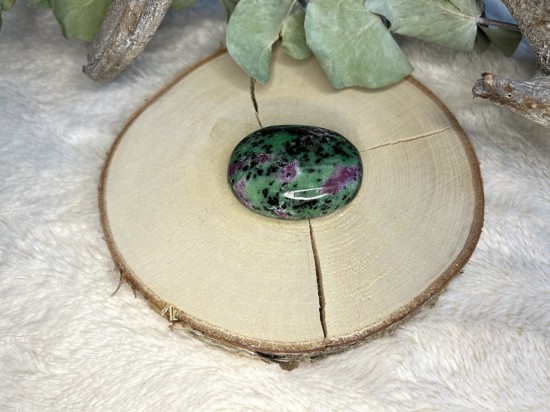 Robijn in zoisiet palmsteen