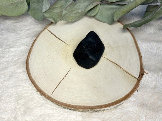 Shungiet trommelsteen