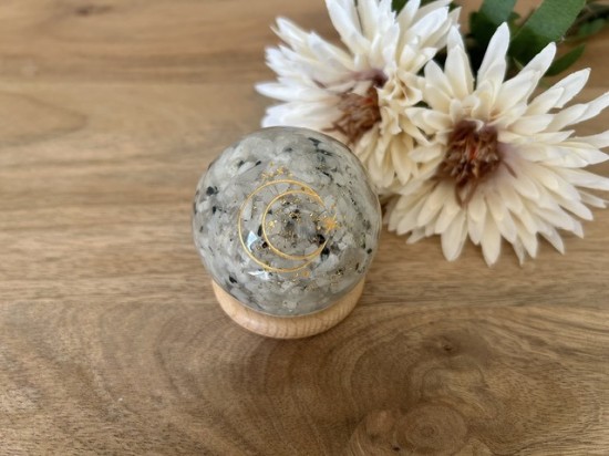 Orgoniet bol maansteen met maan