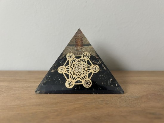 Orgoniet piramide zwarte toermalijn-metratron