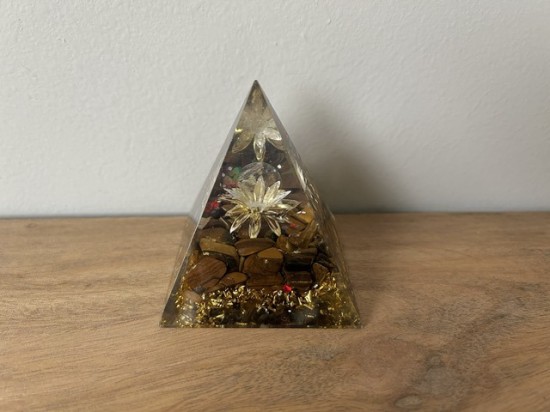 Orgonite piramide tijgeroog-bergkristal bol