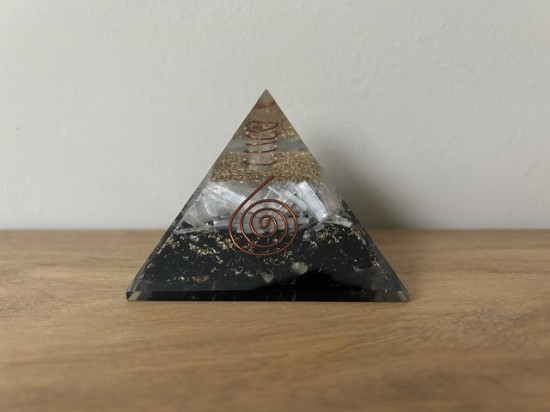 Orgonite piramide zwarte toermalijn seleniet