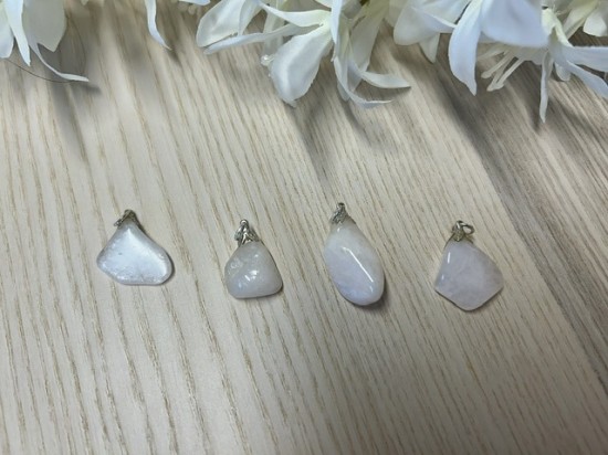 Petaliet hangertje wit