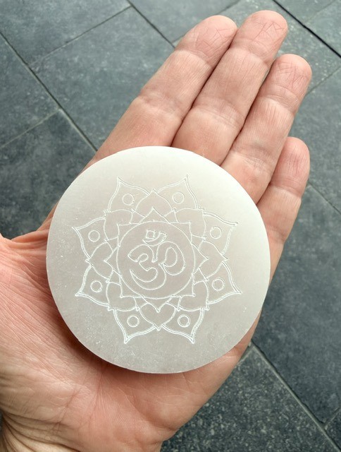 Seleniet oplaadschijf Mandala & Om-symbool